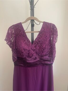 Elegant Purple Lace V-Neck Evening Dress